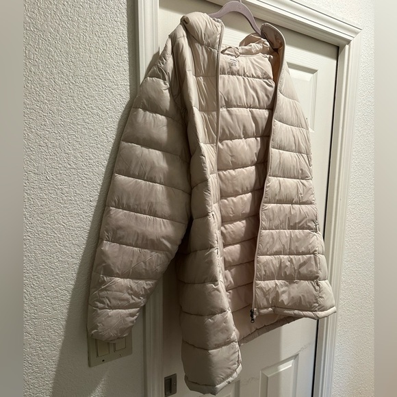 Amazon Essentials Women's Lightweight Water-Resistant Hooded Puffer Coat- Cream - Picture 7 of 9